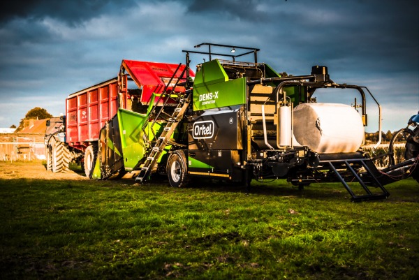 Orkel Dens X trailer unloading